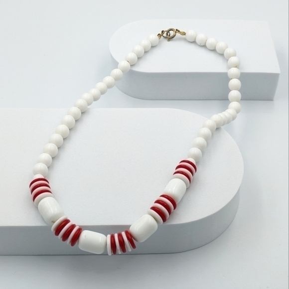 Vintage Jewelry - 4/24$ 🌻 Vintage beaded red and white single-strand necklace